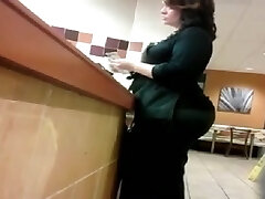 Thick ass in restaurant