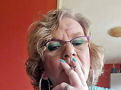 fumando en mi vestido verde