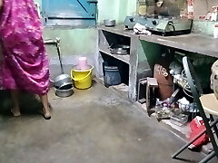Indian bengali maid kitchen pe kam kar rahi thi moka miltahi maid ko jabardasti choda malik na.