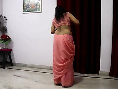 Desi mom, pinkish saree