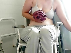 une milf britannique paraplégique aux cheveux violets fait pipi sous la douche