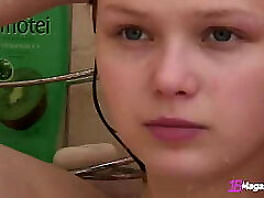 длинноволосая девушка-любительница бьянка 19 лет уединяется в ванной!