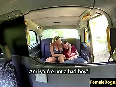 Bigtitted british cabbie console prima del sesso