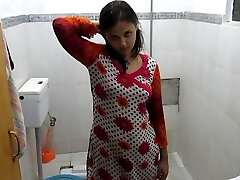 seksowny indyjski bhabhi w łazienka biorąc prysznic nakręcony przez jej mąż & ndash; pełny hindi audio