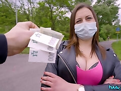 die tschechische amateurin mia rose stimmt dem sex zu, trägt aber ihre maske