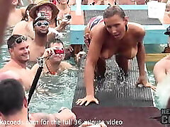fiesta swinger en la piscina durante un festival nudista en florida