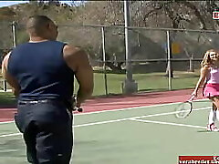 sportliches 18-jähriges blondes mädchen holt sich auf dem tennisplatz ab