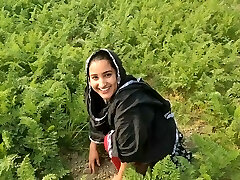 Indian Village Ladki ko gaajar Churane Ki Time Pakar Liya