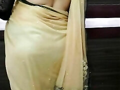 jestem zupełnie nagi. zdjąłem sari podczas tańca czułem się tak gorąco i napalone