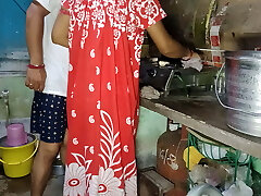 इंडियन बंगाली पिंकी वबी किचन में काम कर रही थी ओर डावर आया रूम पे लेजा के चूडके वबी की पुसी को जामके चूडा
