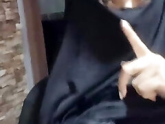 Real Sexy Amateur Muslim Arabian MILF Drains Squirting Fluid Gushy Cootchie To Orgasm HARD In Niqab