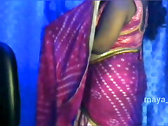 sexy bhabhi wird erregt, indem sie für selbst-cam-sex steht