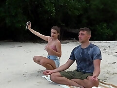 la meditazione sulla spiaggia si è conclusa con un pompino