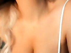 बड़े स्तन सुनहरे बालों वाली छूत लेस्बियन चाटो