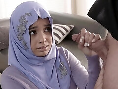 une salope arabe en hijab fait une pipe et remplace son gros cul par un policier