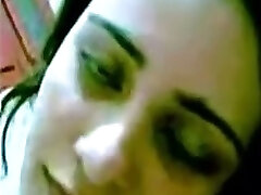 brünette arabische schlampe zeigt ihre muschi und brüste vor der webcam