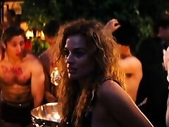 Margot Robbie，phoebe Tonkin在裸体和性爱场景