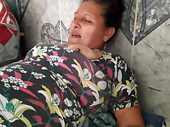 I surprise her while she washes and gets her cunt munched