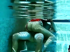 spanische rettungsschwimmer schönheit rettet einen mann aus dem pool