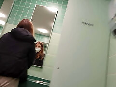 dans les toilettes publiques d'une station-service d'autoroute dans les toilettes publiques d'une station-service d'autoroute