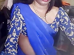 indiano crossdresser in blu saree