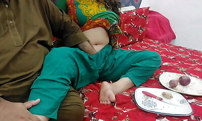 gonzo desi ayudando a mi madrastra a cortar verduras en lugar de follar su enorme culo cornudo mi padrastro claro audio hindi