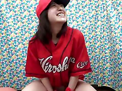Hitomi is a Japanese amateur who loves watching baseball!