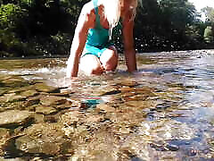 sexy t-girl nuoto in montagna fiume e bagnare teal vestito da estate