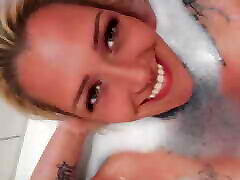 в ванне с милой татуированной девушкой-рейвером