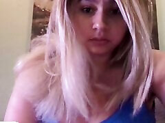 die sexy blondine vanilla faith ardalan spielt mit ihrer muschi
