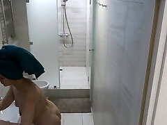fotografowania moja naga mom and petite pod prysznicem podczas kąpieli