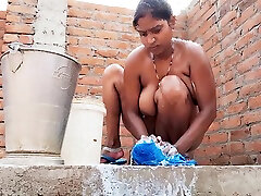 Indian Hot And swat cosplay Beautiful Aunty Bathing And Fingering Her Cremie Tight Pussy With Her Finger