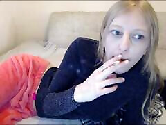 eine zigarette rauchen vor der webcam