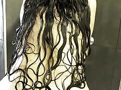 горячая турецкая девушка принимает душ в мокрой рубашке