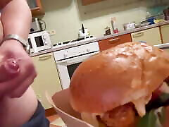 मेरे हस्ताक्षर बर्गर सॉस बनाना. मुझे अपने शुक्राणु खाना पसंद है और एक स्वादिष्ट बर्गर में भी । भोजन पर सह. भोजन में शुक्राणु