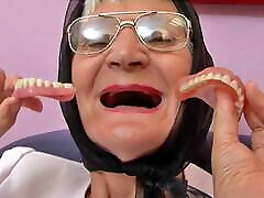 75-летняя волосатая бабуля испытывает оргазм без зубных протезов
