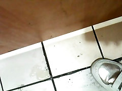 Coreano ragazza succhia il cazzo in un bagno lipi lux e ottiene sperma