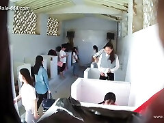 chinesische mädchen gehen auf die toilette.306