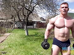 Roided curvey wench and elli coe Bodybuilder Pumps Up in Backyard