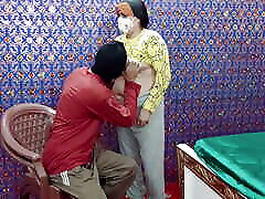 médico indio chupa tetas y se la follan duro con una paciente femenina cansada