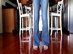 ladies need to pee wetting their dounky woman jeans pissing