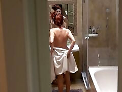 video de mi impresionante novia bañándose y maquillándose