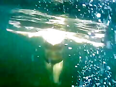 szalony nurek zabrał mnie na aparat, podczas gdy ja pływam w morzu