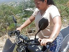 uczę sąsiada, jak jeździć na motocyklu, a ona daje mi swoją pochwę
