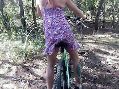 陌生人发现漂亮的女孩在森林里的自行车玩自己和他妈的她