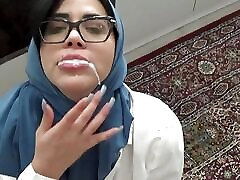 porno arabe avec une secrétaire algérienne sexy après une longue journée de dur labeur