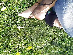 Sexy Feet mein mama Mom Rests In The Park And Doing Her Nails