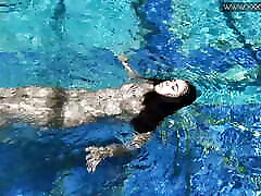 Swimming pool erotics by Diana sexy twee negers girl