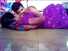 индийская жена с большими сиськами целует попку