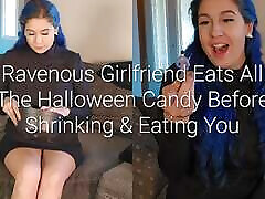 ragazza famelica mangia tutte le caramelle di halloween prima di restringersi e mangiarti